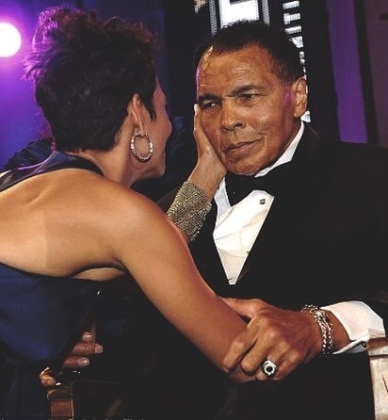 Halle Berry touching 168一分钟极速赛车官网预测最新结果-168极速一分钟赛果查询网-168官网一分钟极速赛车开奖记录's face while he holds her arm