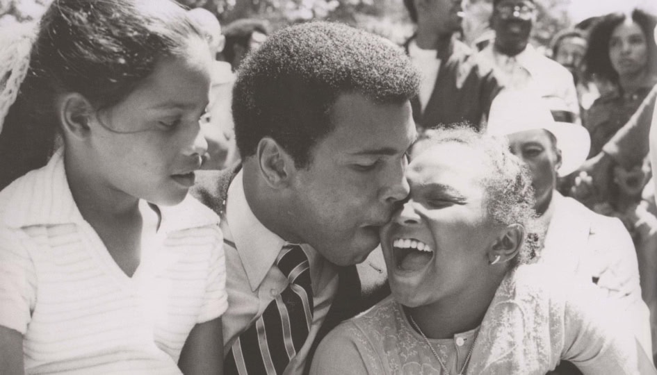 Black and white photo of Muhammad ALi with his daughters, Rasheeda and Maryum